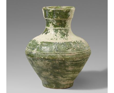   Vase von hu-Form mit grüner Bleiglasur. Östliche Han-Zeit (25-220)  Kugeliger Körper mit weitem, hohem Hals, über der Schul