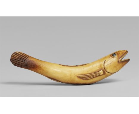   Sashi netsuke in Form eines Fisches. Hirschhorn. 19. Jh.  Das Maul geöffnet, als würde er nach Luft schnappen, die Flossen 