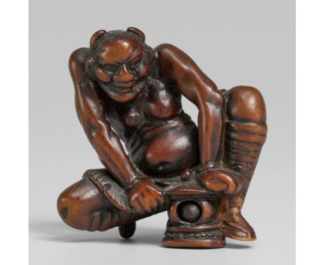   Oni. Buchsbaum. Um 1800  Hockend, das von ihm entwendete Reliquiar des Idaten, zu Boden pressend, im Inneren des sharito ei
