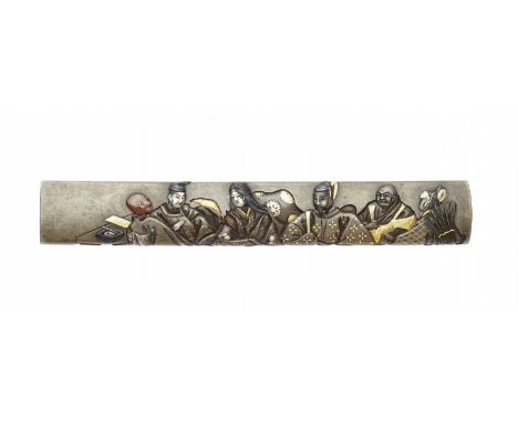   Kozuka. Shibuichi. Spätes 18. Jh.  In farbigem Relief die Sechs Unsterblichen Dichter (rokkasen). Datiert Tenmei 3 (1783) m