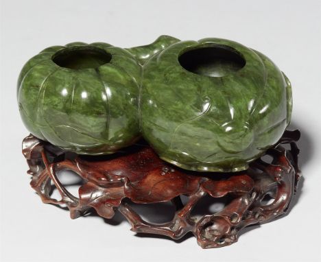   Pinselwaschgefäß. Spinatgrüne Jade. Qing-Zeit  In Form eines länglichen und eines rundlichen Kürbisses, beide geriffelt, an