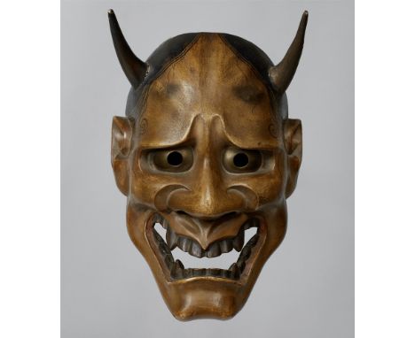   No-Maske vom Typ Hannya. Holz, bemalt. 19. Jh.  Weibliche Teufelsmaske mit langen Hörnern, gescheitelten Haaren und einzeln