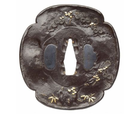   Tsuba. Eisen. 18./19. Jh.  Mokko-Form. In verdicktem Rand und auf unregelmäßig gehämmertem Grund Kiefer, von Efeu umwachsen