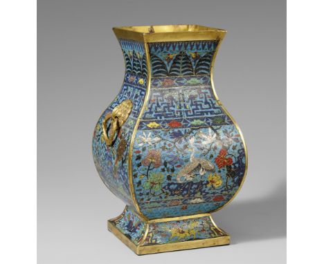   Vierkantvase vom Typ fanghu. Email cloisonné. 1. Hälfte 17. Jh.  Bauchige Form auf wenig ausgestelltem Fuß und am Hals zwei