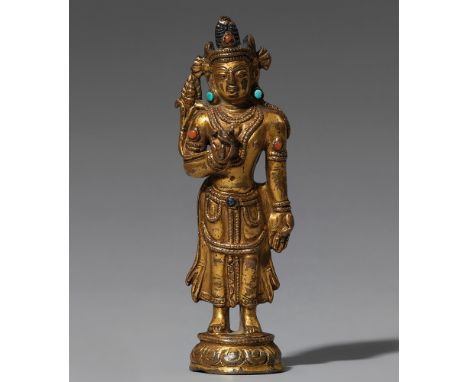   Bodhisattva. Bronze, feuervergoldet. Tibet. 16./17. Jh.  Auf einem runden Lotossockel stehend, die Hände in der Geste der W