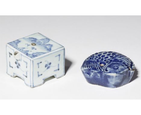   Zwei Wassertropfer. Korea. Joseon-Zeit (1392-1897), 18./19. Jh.  Beide oben mit einem Luftloch. a) Blau-weißer Wassertropfe