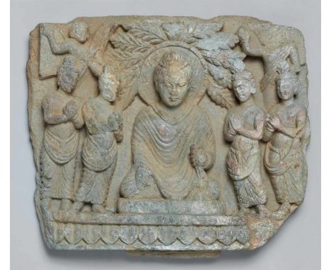   Architekturfragment. Silbriggrauer Schist. Pakistan, Gandhara. Wohl 2./3. Jh.  In der Mitte Buddha im Meditationssitz unter