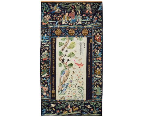   Sehr großer Wandbehang. Bestickter beigefarbener und dunkelblauer Satin. Daoguang-Periode, datiert 1  Im beigefarbenen Mitt