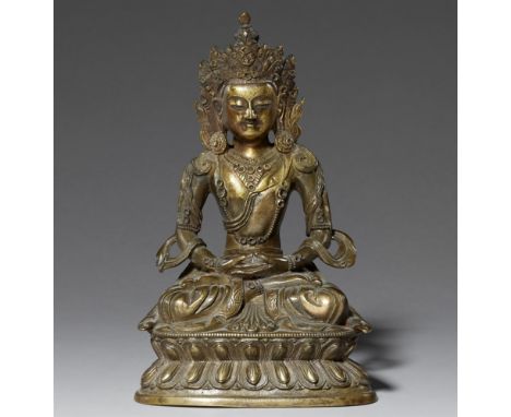   Buddha Amitayus. Bronze, teilweise vergoldet. Tibetochinesisch. 18. Jh.  Der Herr des ewigen Lebens sitzt auf einem doppelt