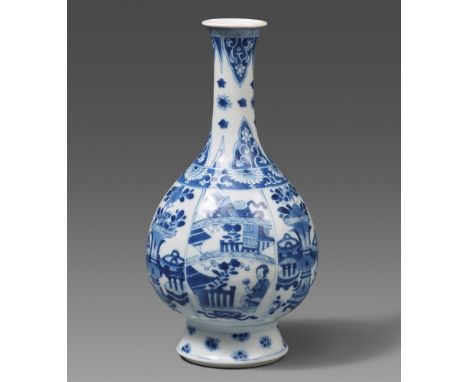  Blau-weiße Flaschenvase. Kangxi-Periode (1661-1722)  In Pfirsischform mit hohem, leicht konkavem Hals und hohem, leicht aus