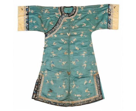  Damengewand und Damenjacke. Satin, bestickt. Um 1900  a)  Hellblaugrün. Seitlich geknöpft. In feinem Flachstich kleine Pfla