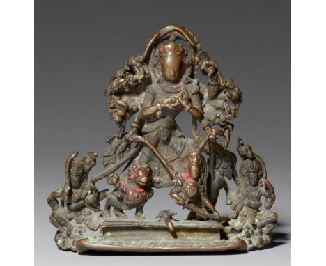   Durga Mahishasuramardini. Bronze. Nepal. 12. Jh.  Die achtzehnarmige Göttin steht auf einem rechteckigen Sockel, den Büffel