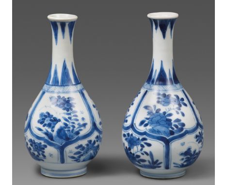   Zwei kleine blau-weiße Flaschenvasen. Kangxi-Periode (1661-1722)  In Flaschenform mit leicht konkavem Hals, dekoriert in Un