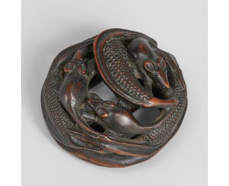   Ratten auf Hirse, in der Art eines ryûsa manjû. Buchsbaum. 2. Hälfte 19. Jh.  Über sieben rundgelegte Hirsekolben und Halme