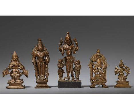   Fünf kleine Figuren und Altäre. Gelbguss. Zentral- und Süd-Indien. 17./19. Jh.  a) Annapurna mit Schöpfkelle. b) Vithoba, d