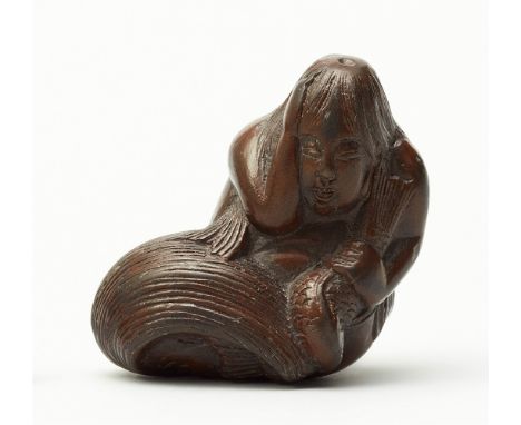   Meerjungfrau (ningyo). Bizen-ähnliches Steinzeug. 19. Jh.  Aufrecht sitzend, mit hochgeschlagener Schwanzflosse, in der lin
