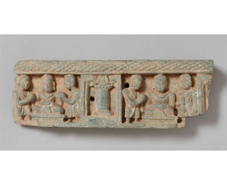   Architekturfragment. Grünlicher Stein. Pakistan, Gandhara. 2./4. Jh.  Zu beiden Seiten einer Nische mit Säule jeweils ein B