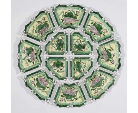   Famille verte-sweetmeat-Set. Email sur biscuit. Kangxi-Periode (1662-1722)  Bestehend aus zwölf flachen, blattförmigen Anbi