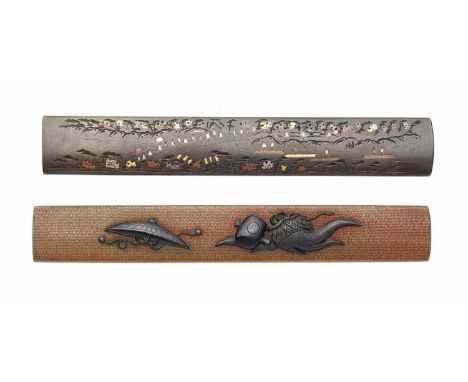   Zwei kozuka. 18./19. Jh.  a) Shibuichi. In Gravur und flacher Einlage aus Gold und Kupfer Brücke in Arashiyama und Flößer. 