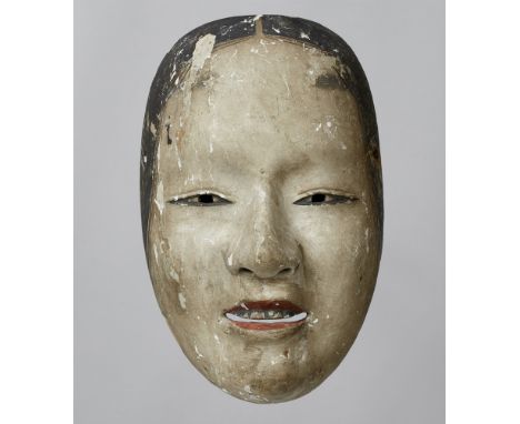   No-Maske von Typ Zo-onna. Holz, bemalt. Edo-Zeit  Maske einer jungen Frau mit feinen Augenschlitzen, der wenig geöffnete Mu