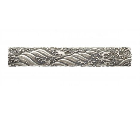   Kozuka. Silber. Um 1800  Sign.: Gankosai Hongo Koro und kaoIn Relief Wellen.ProvenienzPrivatsammlung, Baden-Württemberg, er