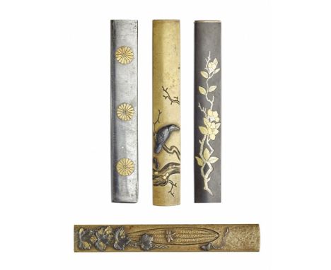   Vier kozuka. 19. Jh.  a) Shakudo. In flacher Gold- und Silbereinlage Kamelienzweig. b) Sentoku. In farbigem Relief Krähe au