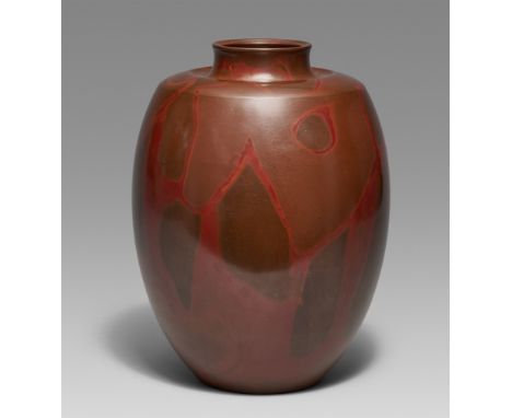   Vase. Bronze. Takaoka. Um 1980  Am Boden gegossene Marke: Kankei (= Hannya Kankei, geb. 1933)Eiförmig mit kantiger Schulter