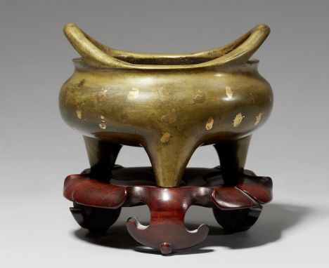   Weihrauchbrenner. Bronze mit gold splash. Späte Qing-Zeit  In der Art eines Bronzegefäßes vom Typ liding, auf drei Stumpenf