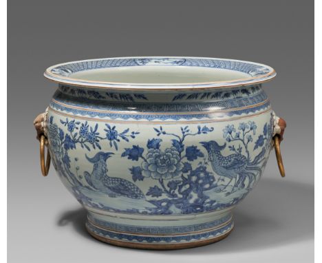   Große blau-weiße Jardinière. Mitte 18. Jh.  Von leicht gedrungener Kugelform mit ausgestelltem Fuß und weitem Halsring mit 