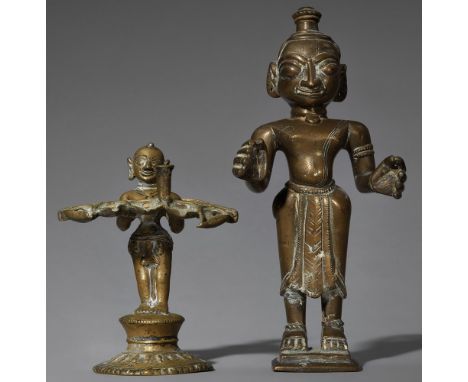   Öllampe und eine Figur. Gelbguss. Ost-Indien, Bengalen/Orissa. 19./20. Jh.  a) Dipa Lakshmi, die fünf aufgereihte Schalen h