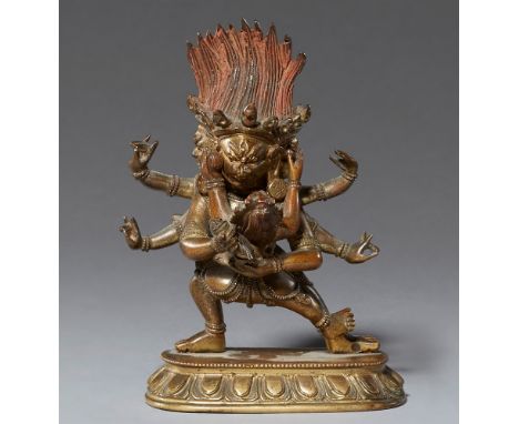   Mahakala in yab-yum. Bronze. Tibetochinesisch. 17./18. Jh.  Die zornvolle Gottheit mit rotem Flammenhaar, drei zornvollen G
