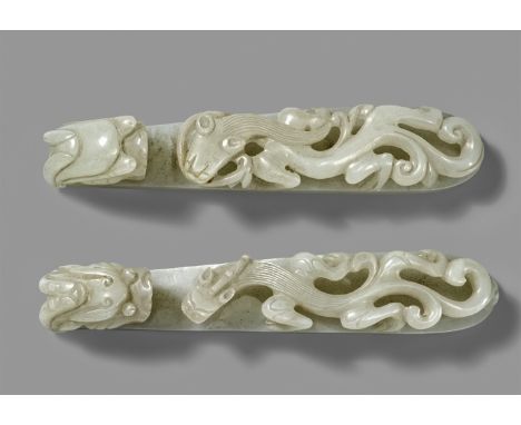   Zwei Gürtelhaken. Gräulich-weiße Jade. Qing-Zeit  Beide beschnitzt mit einem sich windenden Drachen auf dem gebogenen Stil,