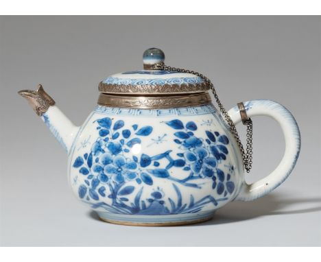   Blau-weißes Kännchen mit Silbermontierung. Kangxi-Periode (1662-1722)  Leicht gebauchte Form mit C-förmigem Henkel, gerader