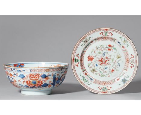   Chinesische Imari-Schale und Teller. Kangxi-Periode (1661-1722)  a) Tiefe Schale, dekoriert in Unterglasurblau, Eisenrot un