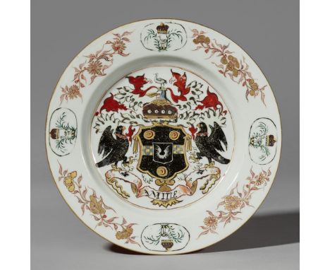   Wappenteller. Kangxi-Periode (1662-1722), um 1720  Dekoriert in Eisenrot, Gold, Grün und Schwarz mit dem Wappen des Thomas 