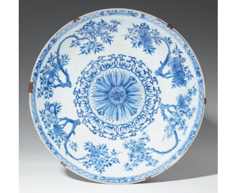  Große blau-weiße Schale. Kangxi-Periode (1662-1722)  Flache Schale von saucer-Form, dekoriert in Unterglasurblau im Spiegel