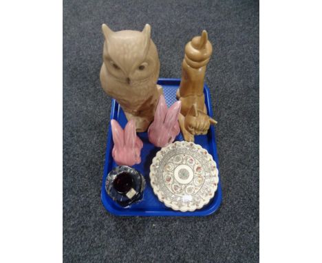 A tray of Sylvac pottery animal ornaments, pair of wall plates, Liskerd glass vase 