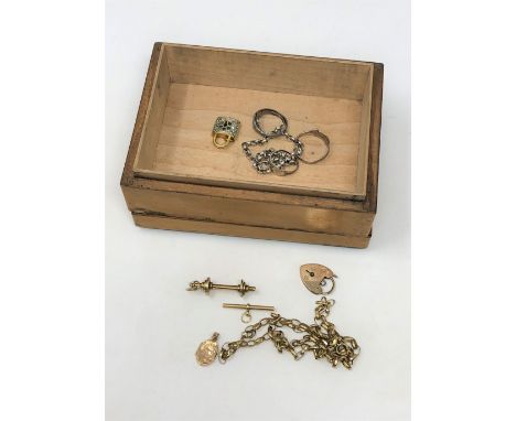 A trinket box of 9ct gold jewellery, gold plated charm, white metal rings on chain CONDITION REPORT: 9ct gold 10.9g. 