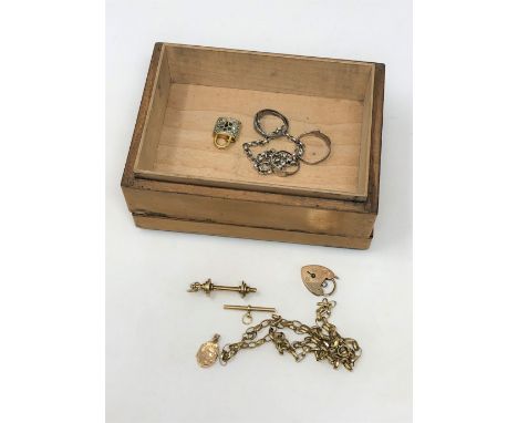 A trinket box of 9ct gold jewellery, gold plated charm, white metal rings on chain CONDITION REPORT: 9ct gold 10.9g. 