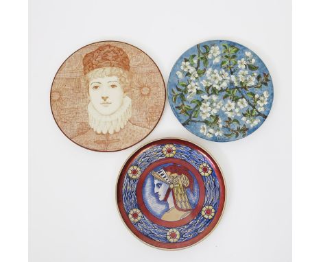 A Maw & Co charger, painted with a Renaissance soldier in profile portrait, inside foliate border, in shades of sand, ruby an