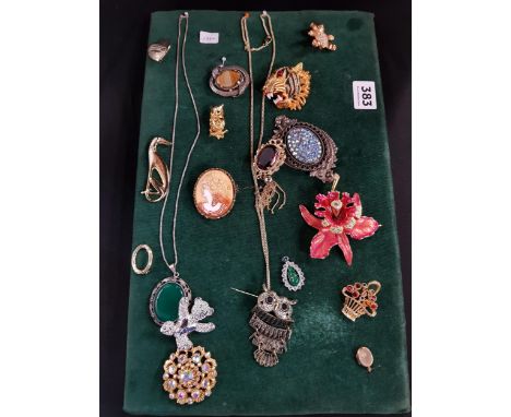 QUANTITY OF VINTAGE JEWELLERY 
