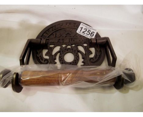 Cast iron St Pancras toilet roll holder. D:15cm. UK P&amp;P Group 1 (£16+VAT for the first lot and £2+VAT for subsequent lots