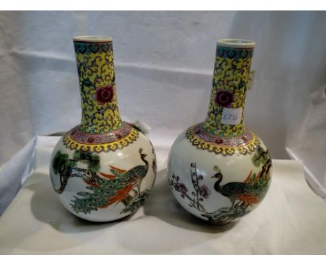 Mirrored pair of Chinese 20th century Famille Rose vases, decorated with peacocks, no cracks or chips, H: 23 cm, slight pitti