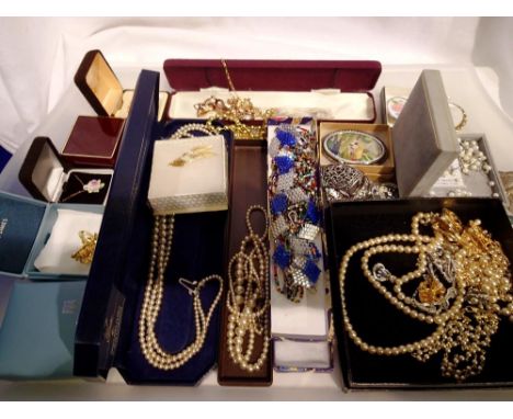 Tray of mixed costume jewellery. UK P&amp;P Group 2 (£20+VAT for the first lot and £4+VAT for subsequent lots) 