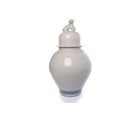 LARGE EARLY 20TH CENTURY CHINESE BLUE AND WHITE LIDDED JARthe lid with foe dog finial, the body with blue banding to the bott