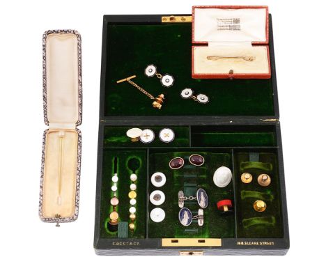 A mixed collection of dressing items, in boxesto include: a 15ct gold tie pin, boxed, an 18ct gold and pearl hatpin, boxed, a