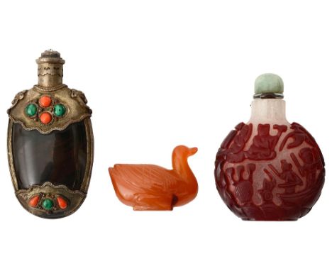 A Chinese Peking overlaid glass snuff bottle, a silver mounted agate snuff bottle and a carved agate duckQing/Republican firs