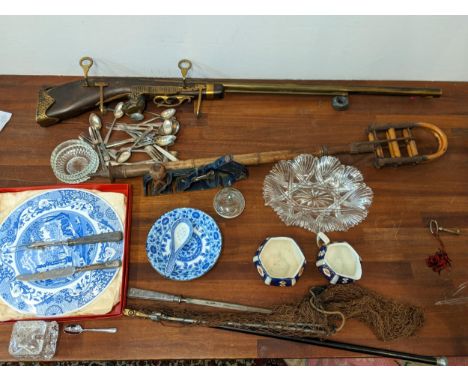 Ceramics and metalware to include a Spode Italian cake plate, a decorative rifle, a shooting stick, a bugle and other itemsLo