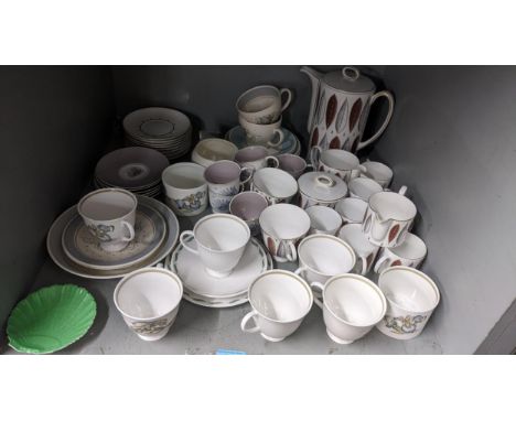 A mixed lot of china to include a Susie Cooper 'Hyde Park' pattern tea service, Wedgwood Susie Cooper design service and othe