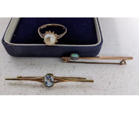 Victorian and later gold jewellery to include a 15ct yellow gold bar brooch set with an aquamarine stone 2.8g, a 9ct gold bar
